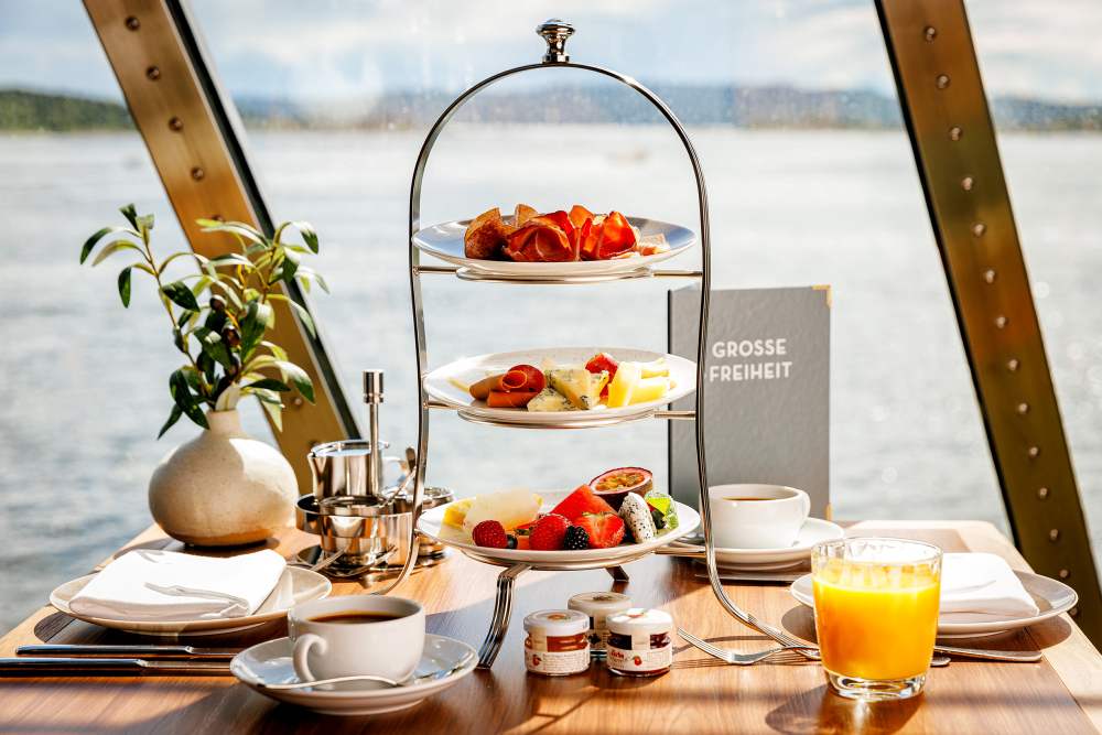La Spezia Food Spezialitäten MS7 Frühstücksetagere mit Aussicht auf das Meer im La Spezia Spezialitätenrestauant MeinSchiff7 Frühstücksetagere