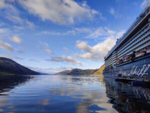 Mein Schiff 3 ankert in Norwegen