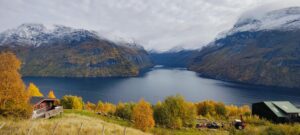 Herbstliches Fjordpanorama in Norwegen