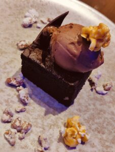 Caramel-Popcorn Brownie mit Eis im Surf & Turf