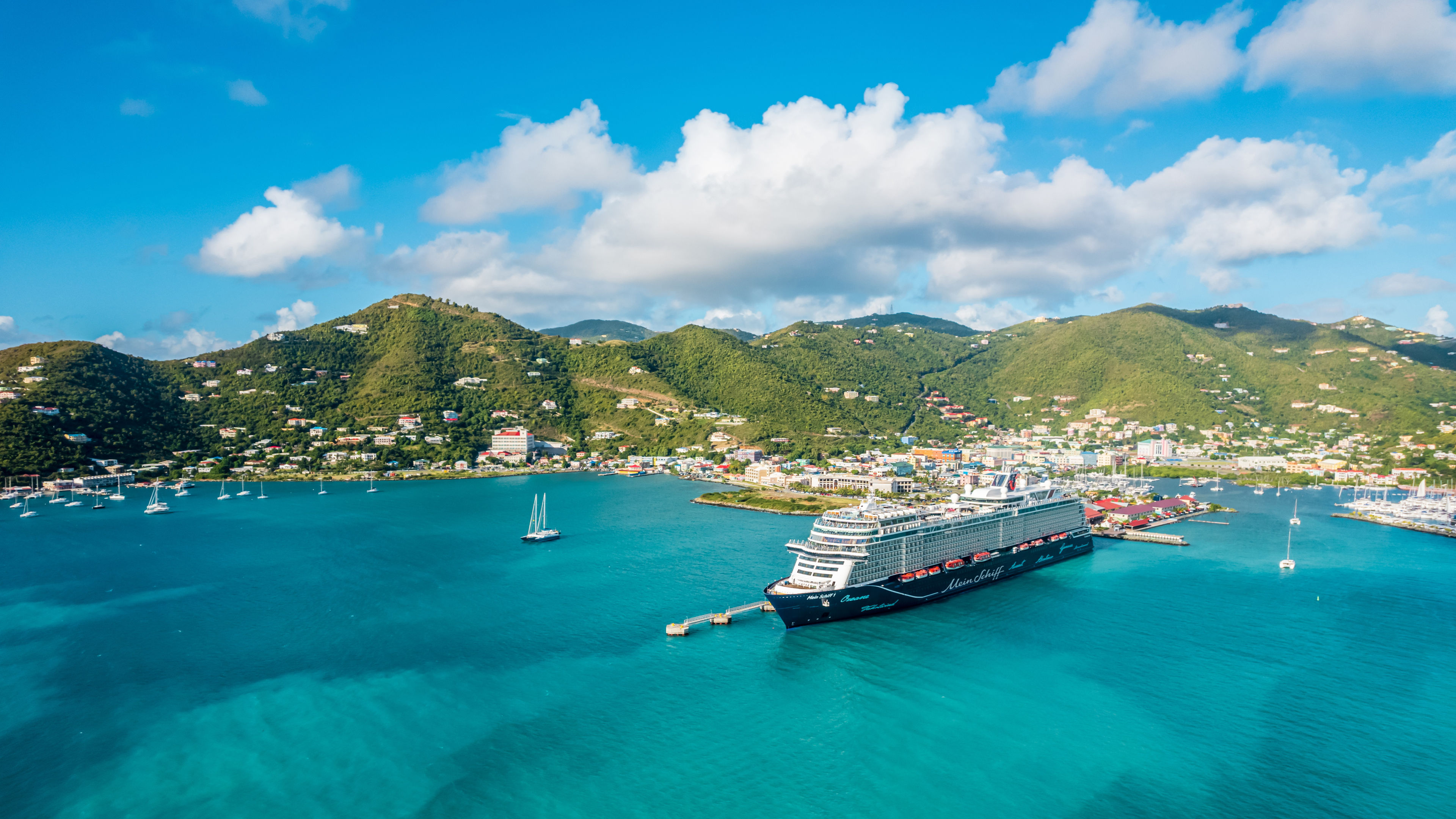 MS1 Destinationsmotiv In Tortola Mein Schiff1 ankert im Hafen von Tortola