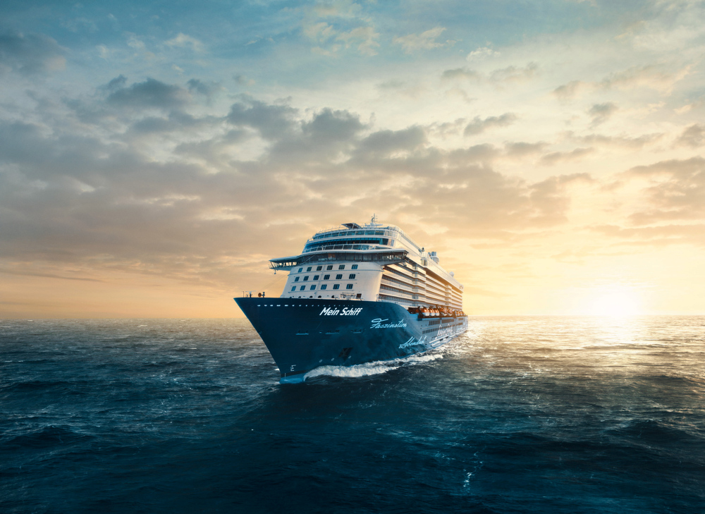 MSall Schiffsaufnahme Front Mein Schiff allgemeine Schiffsabbildung mit aktuellem Logo, Frontansicht auf offenem Meer