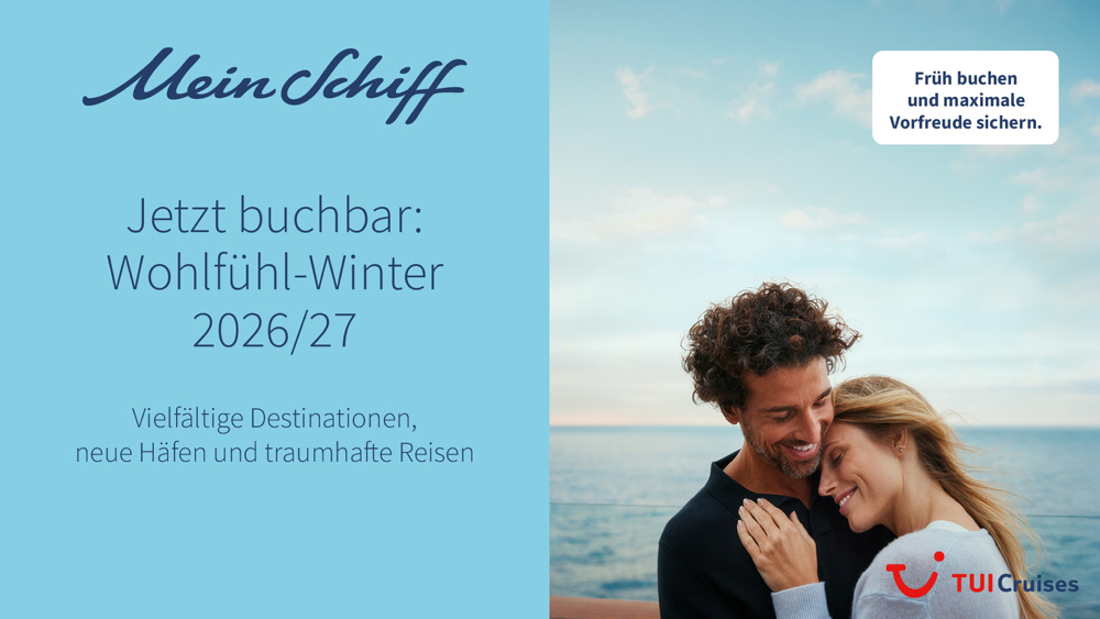Online Banner "Winter 2026/27" Das Bild zeigt ein großes Kreuzfahrtschiff der „Mein Schiff“-Flotte, das in einem türkisblauen Hafen vor Anker liegt. Im Hintergrund sieht man eine grüne, hügelige Insel mit vielen kleinen weißen Häusern, verteilt zwischen Palmen und Bäumen. Am Ufer befinden sich weitere Boote und Yachten. Der Himmel ist blau mit ein paar weißen Wolken – die Szene wirkt tropisch, sonnig und einladend.