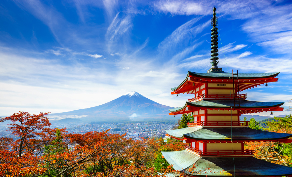 Berg Fuji mit Roter Pagode im Herbst in Fujiyoshida,Japan