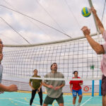 Sportaußendeck Der AIDAbella – Gruppe Bei Einem Aktivem Volleyballmatch.