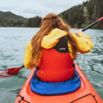 Frau Beim Paddeln Im Kanu In Der Ursprünglischen Natur Von Alaska.