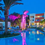 Beleuchtete Poolanlage Des Garden & Bungalow Suites.bei Nacht.