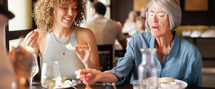 Mediterrane Lounge des Hotels ananea Rocrita. lädt mit Olivenbäumen in warmen Brauntönen zum Verweilen ein.