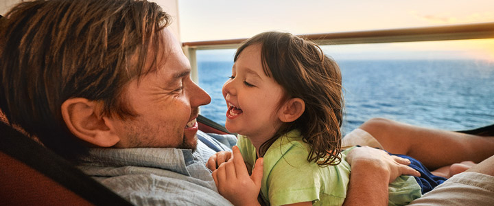 Sportaußendeck der AIDAbella – Gruppe bei einem aktivem Volleyballmatch.