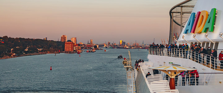 Junge entspannte Familie auf dem Weg zum Strand des Hotels Aldiana Club Naga Bay in Ägypten.