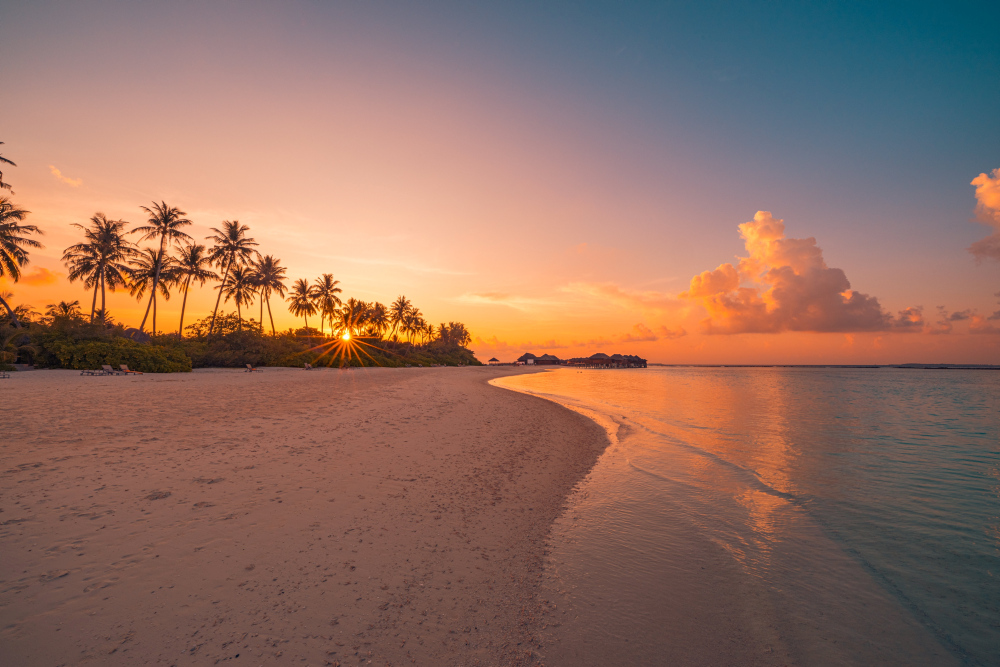 Blick auf Strand und zwei grüne Hügel von Insel St. Lucia
